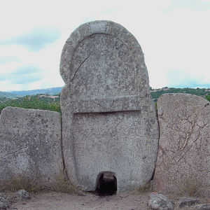 Giants' grave of S'Ena'e Thomes